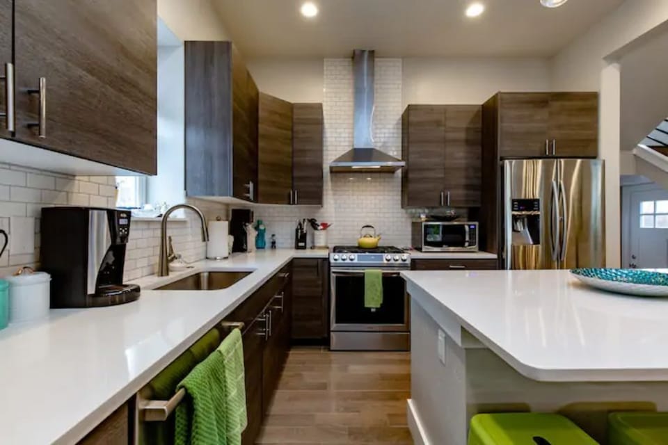 Modern kitchen stocked with all the basic cooking supplies, coffee/tea, 12+ svc 