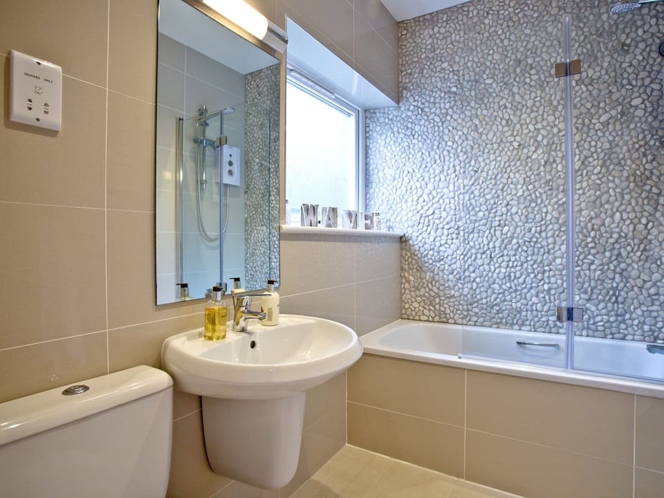 Bathroom | Curlew 4 - The Cove, Brixham