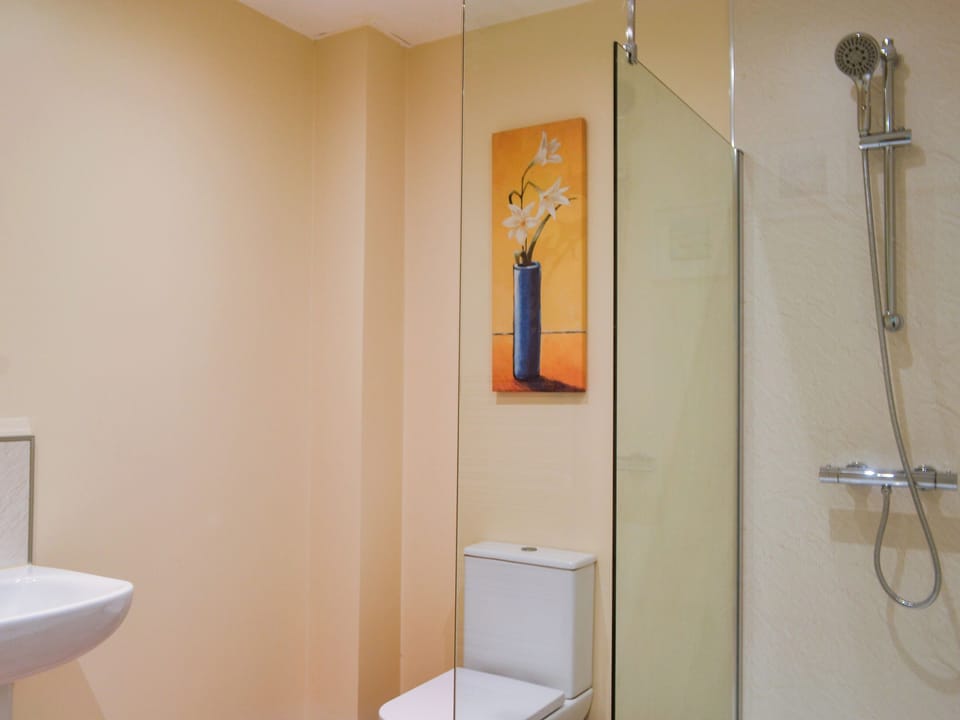 Bathroom | Aberfoyle Apartment 2 - Birch - Loch Apartments, Aberfoyle