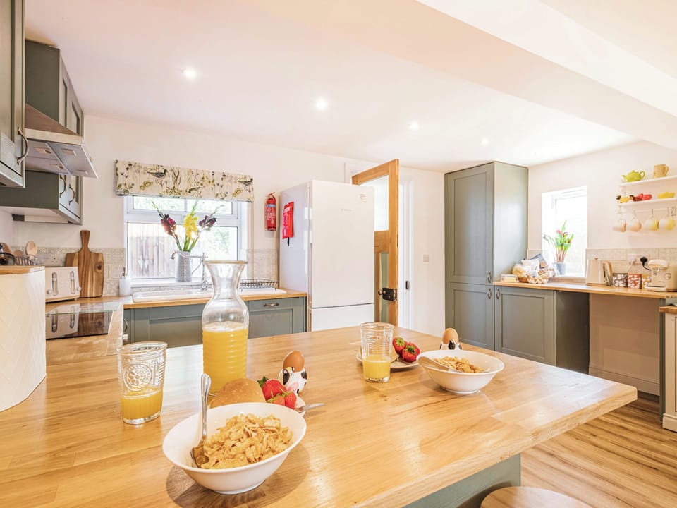 Kitchen Breakfast Bar | Rosemary Cottage, Hickling, near Happisburgh