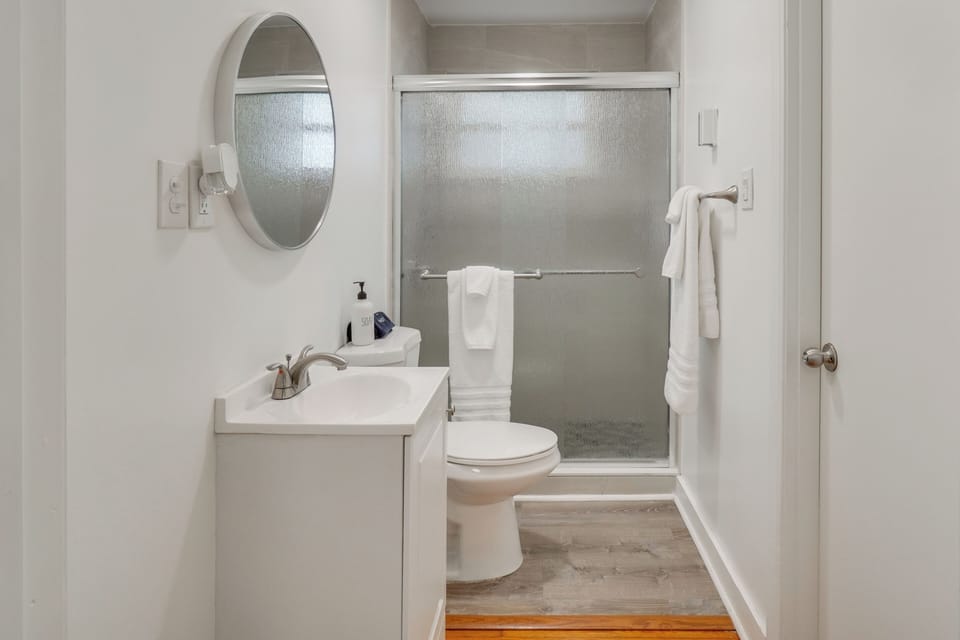 Jack-and-Jill Bathroom | Complimentary Toiletries