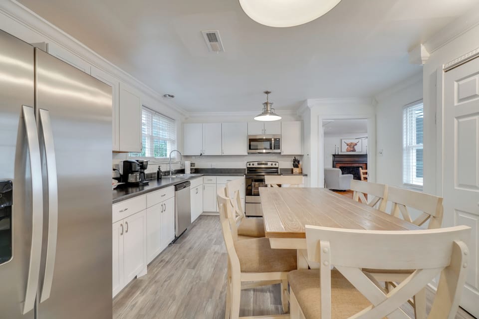Kitchen & Dining Area | Dishware & Flatware Provided