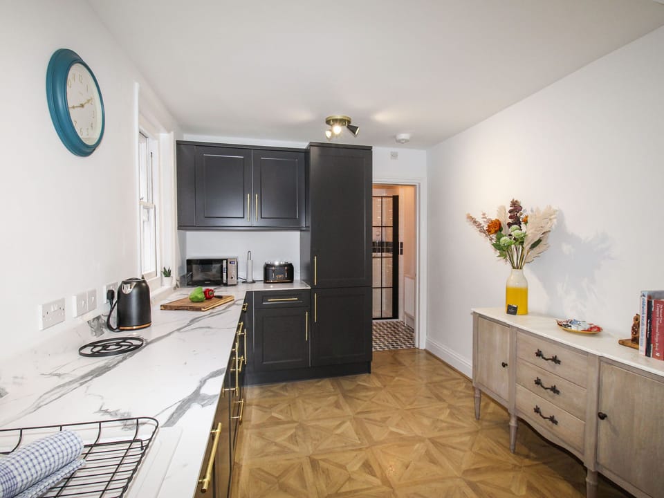 Fridge, dishwasher, cookware/dishes/utensils