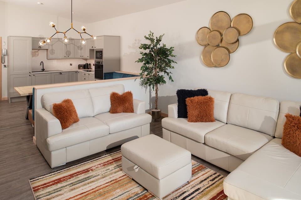 Luxury House, 2 Bedrooms, Hot Tub, Lake View | Living area | Plasma TV