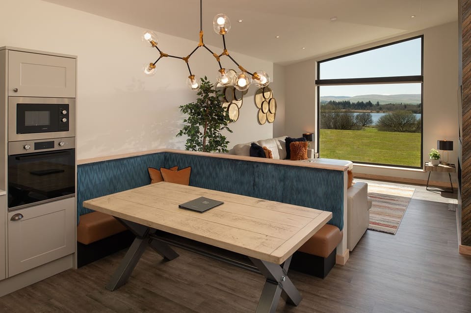 Luxury House, 2 Bedrooms, Hot Tub, Lake View | Living area | Plasma TV