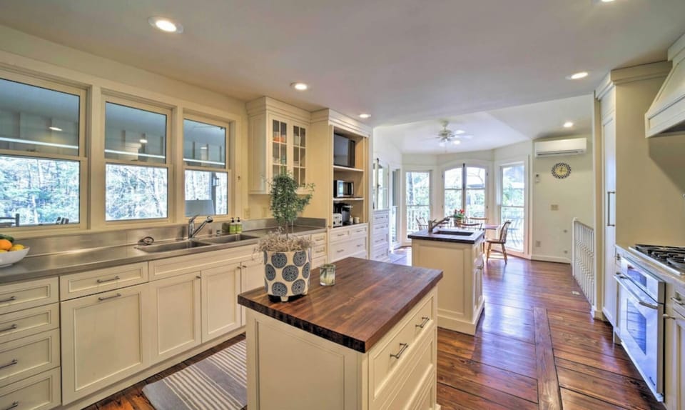 Fully equipped kitchen- Main  Level