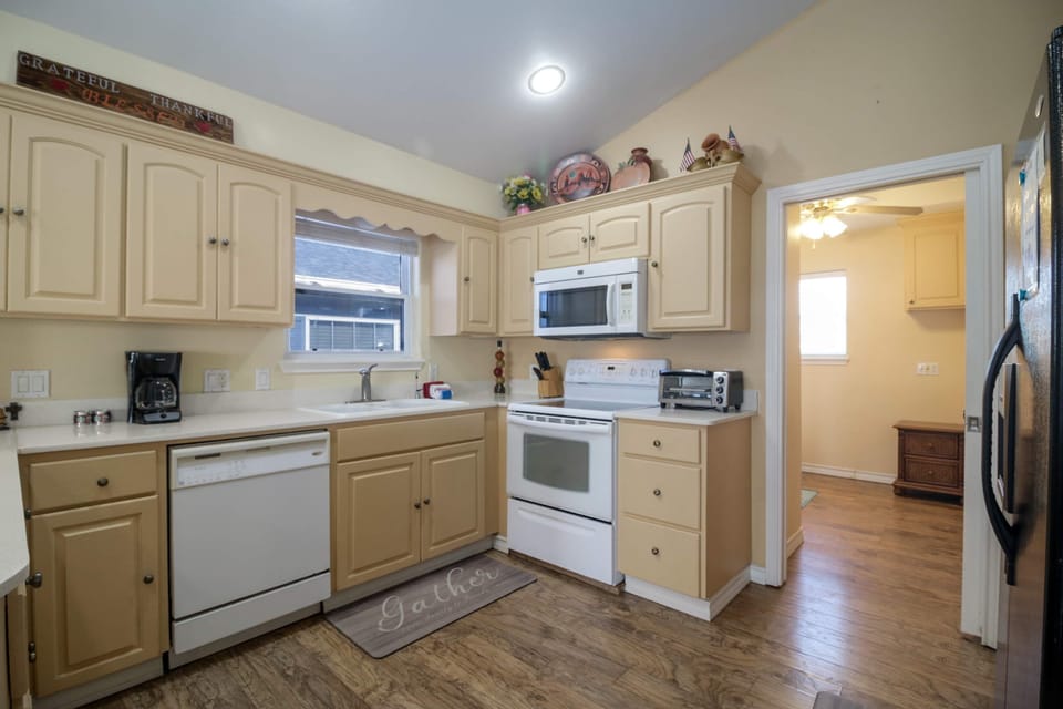 Cook with ease in the full kitchen