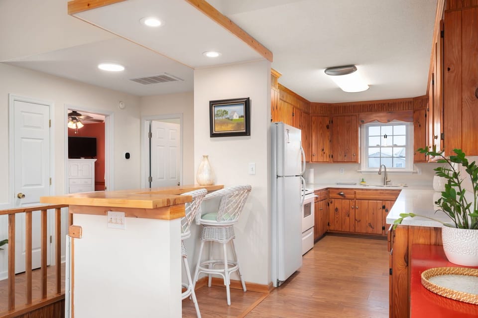 ONHC101A: Blue Water House | TL Kitchen, Island Seating for 2