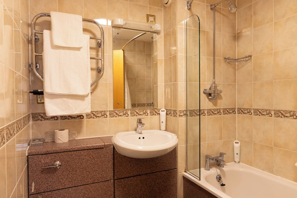 Twin Room | Bathroom | Combined shower/tub, hair dryer, towels