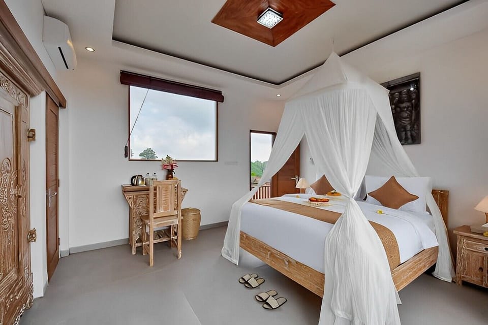 Deluxe Room | Desk, laptop workspace, iron/ironing board, free WiFi