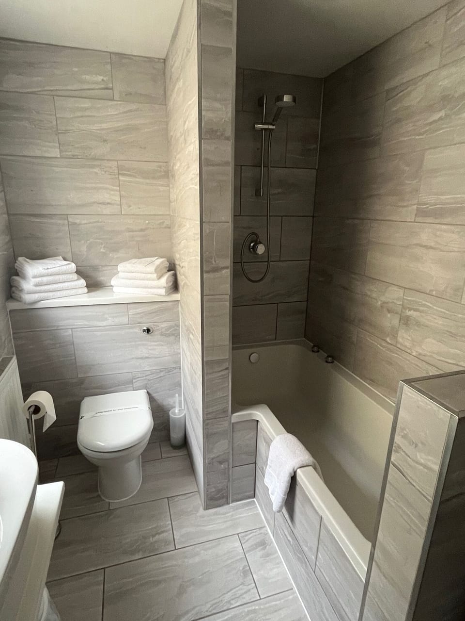 Family Room 4 | Bathroom | Combined shower/tub, free toiletries, hair dryer, towels