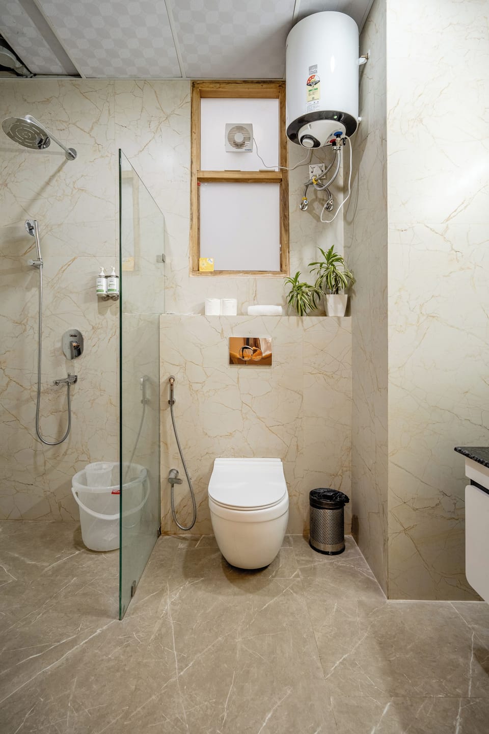 Combined shower/tub, rainfall showerhead, free toiletries, hair dryer