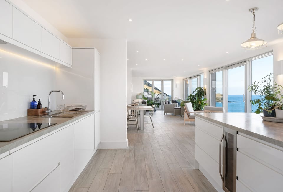 Shore Edge, Portreath: The modern minimalistic well equipped kitchen area