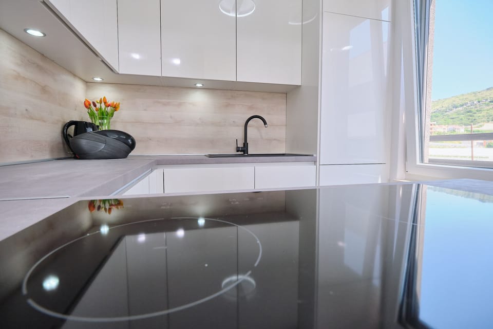 Full-size fridge, oven, stovetop, cookware/dishes/utensils