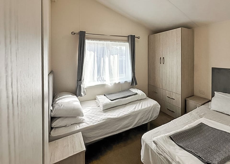 Bedroom, Bed
