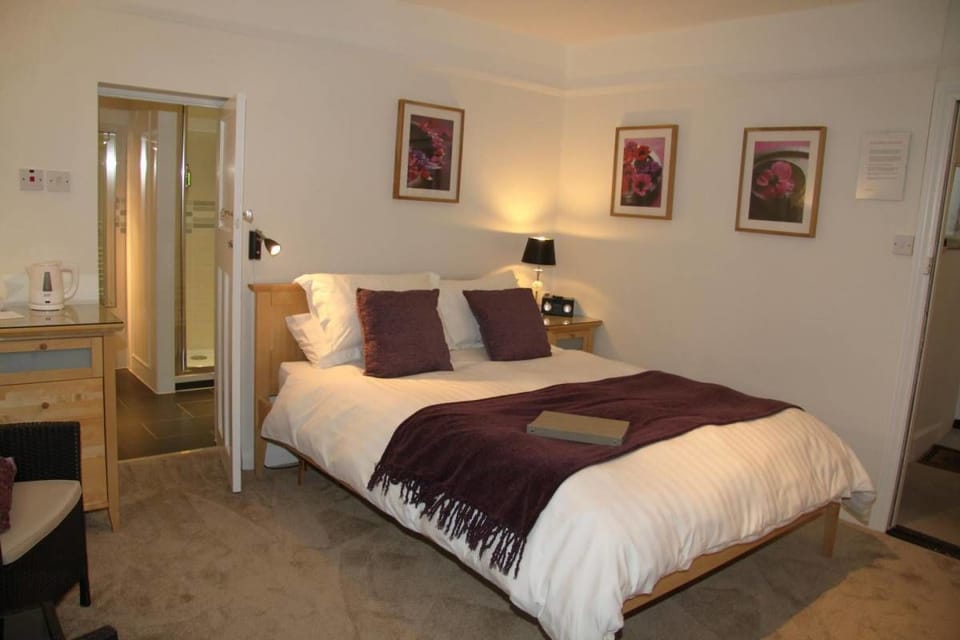Double Room, Ensuite | Iron/ironing board, free WiFi, bed sheets
