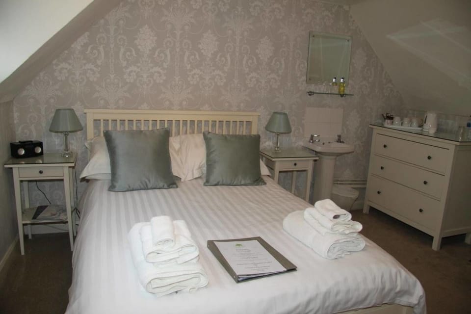 Triple Room, Shared Bathroom | Iron/ironing board, free WiFi, bed sheets