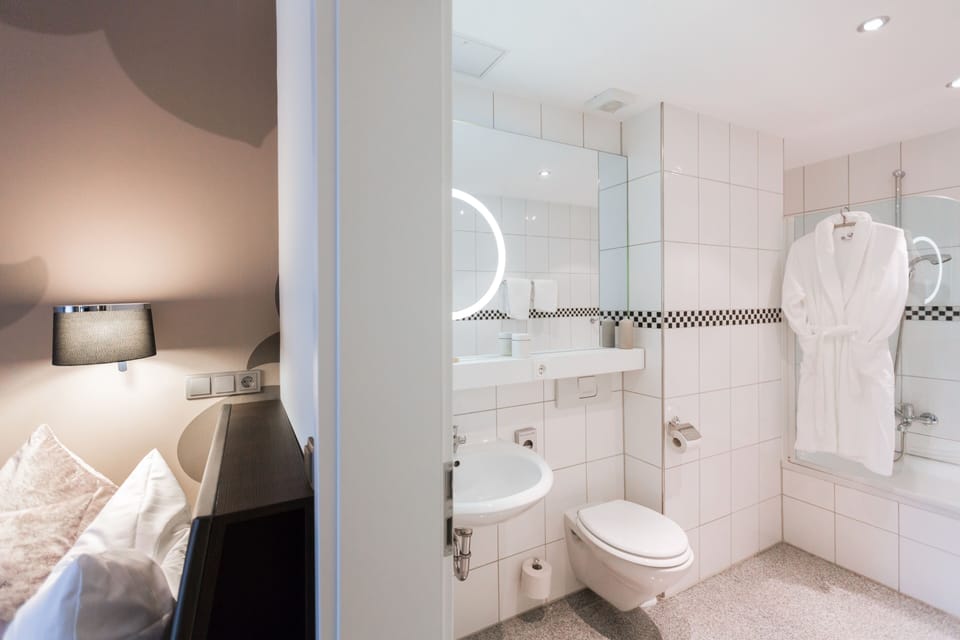 Classic Single Room, 1 Twin Bed, Non Smoking | Bathroom | Hair dryer, towels