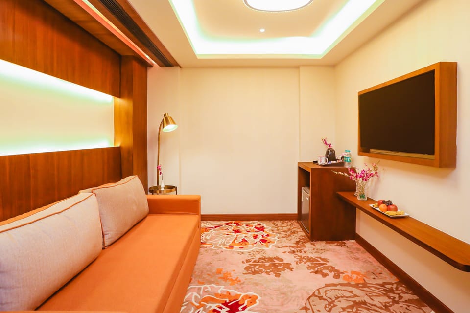 Suite | Minibar, in-room safe, blackout drapes, iron/ironing board