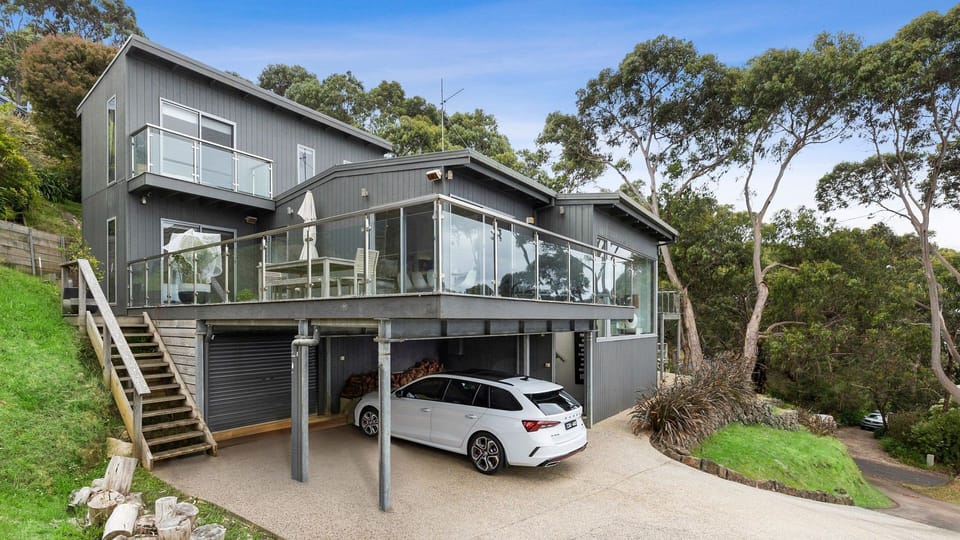 This beautiful 3-storey home will treat you to luxury and leisure while on holiday. 