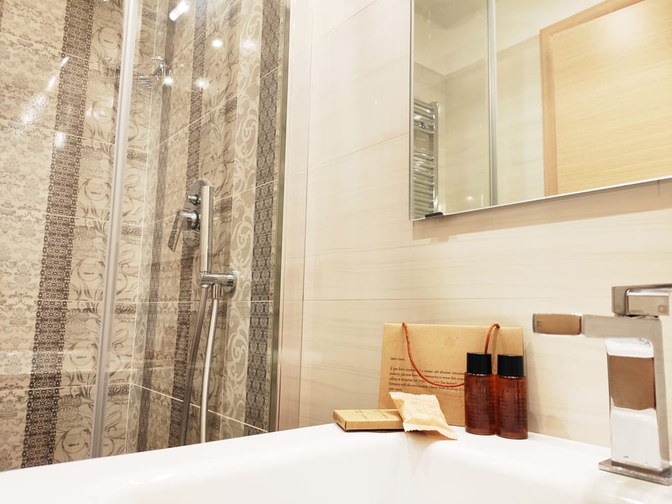 Superior Double Room | Bathroom | Shower, rainfall showerhead, hair dryer, bidet