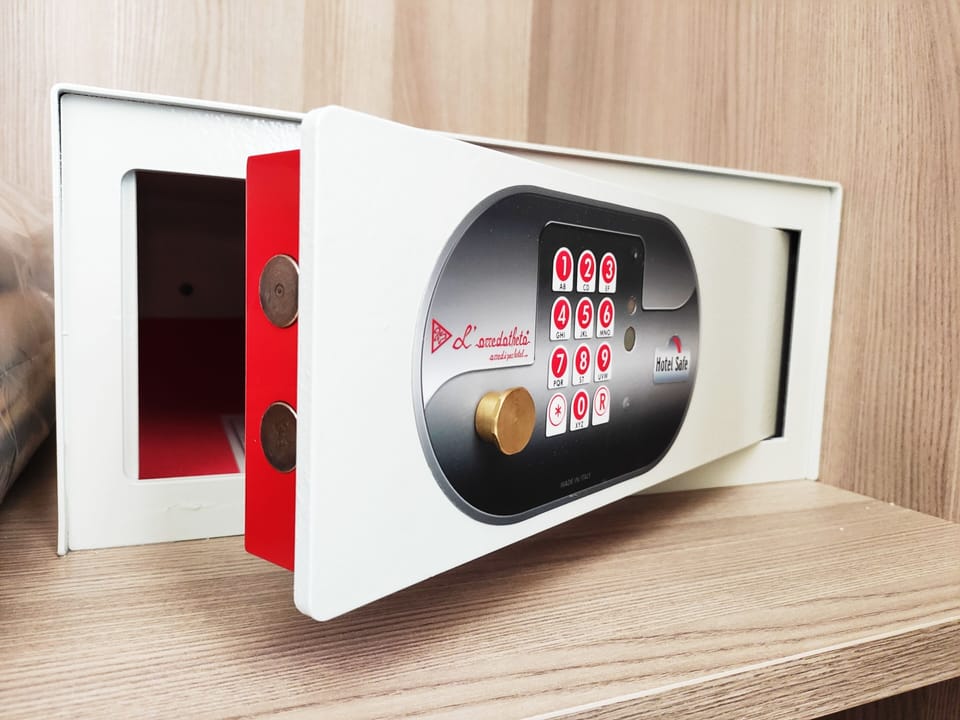 Minibar, in-room safe, individually decorated, individually furnished