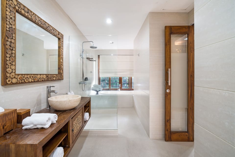 Imperial Room | Bathroom | Free toiletries, hair dryer, bathrobes, slippers