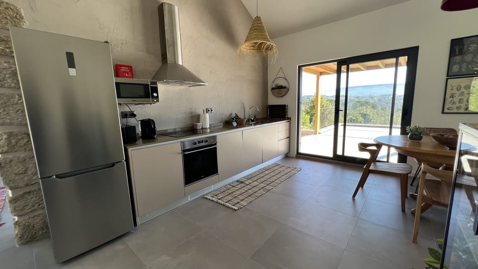 Panoramic Townhome, Patio, Mountain View | Private kitchen | Fridge, microwave, oven, stovetop