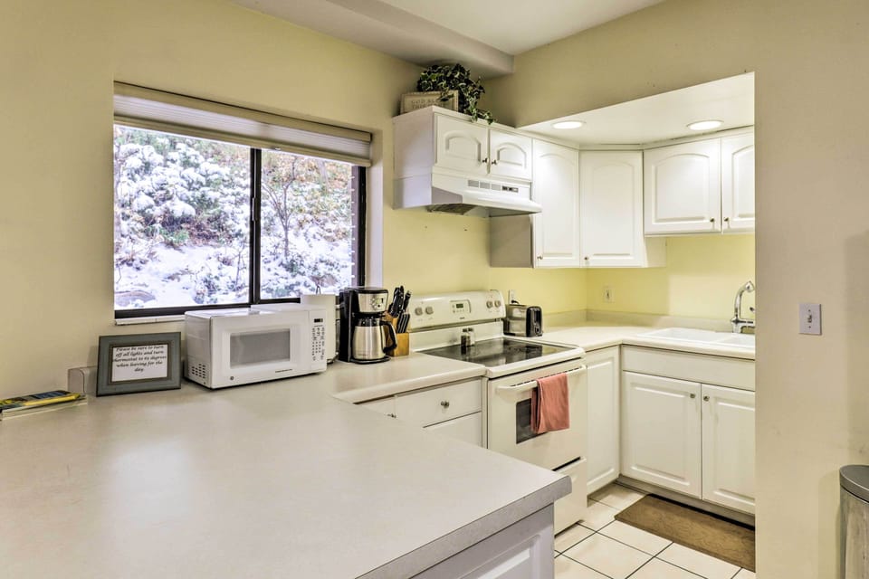 Kitchen | Paper Towels/Trash Bags Provided