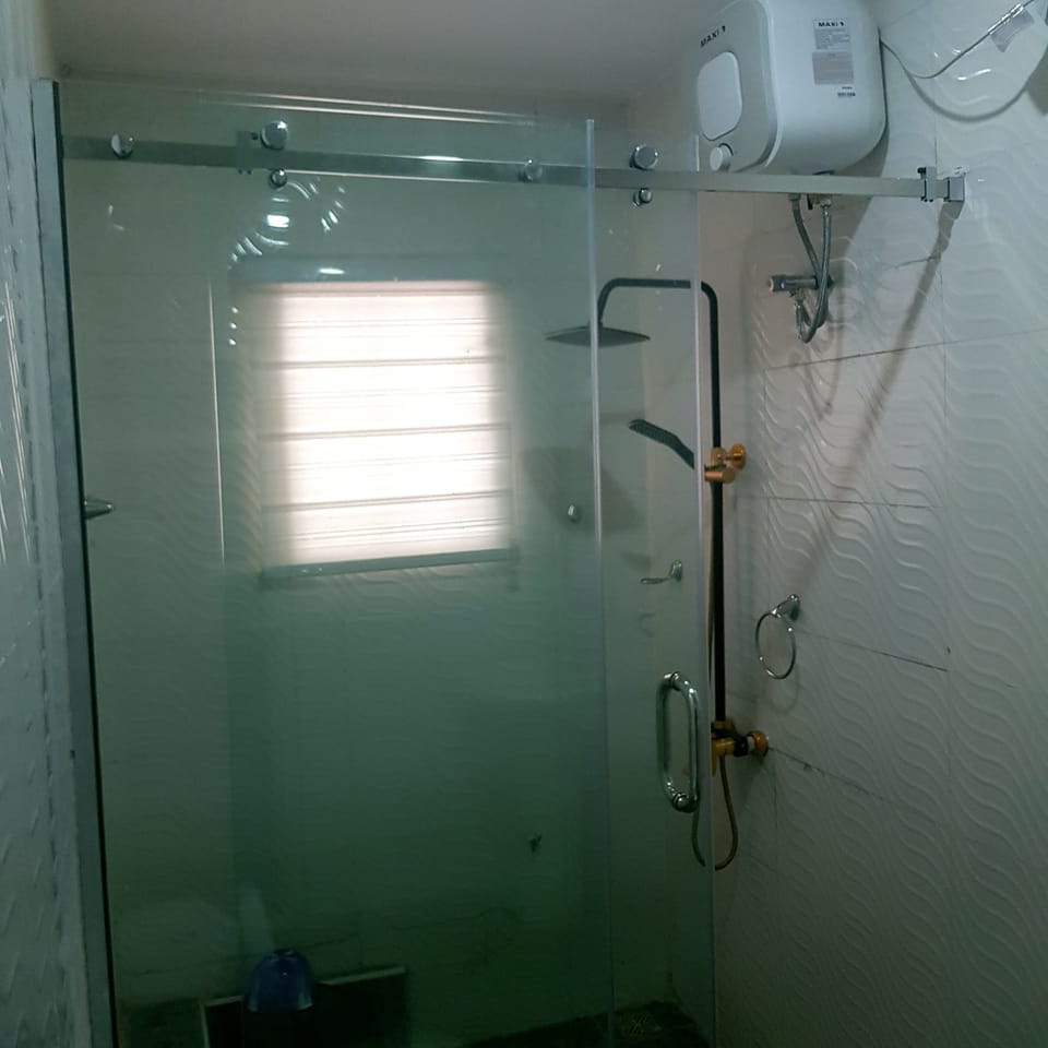 Combined shower/tub, rainfall showerhead, designer toiletries, slippers