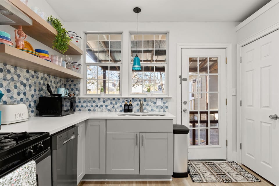 Fully stocked kitchen with blender, toaster, Kuerig Duo coffee machine (drip coffee and k-cups provided) and much more!