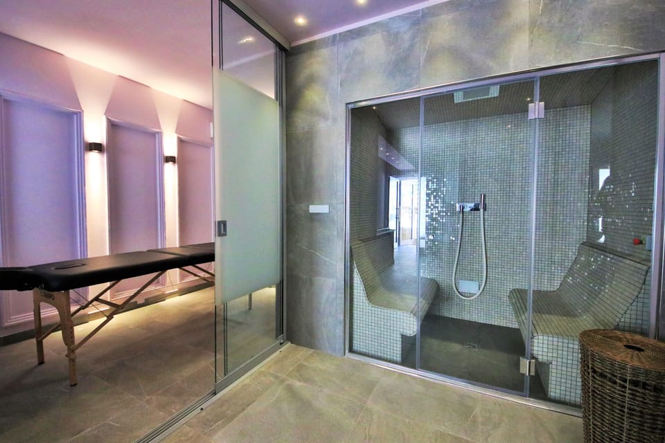 Hot tub, steam room, 1 treatment room