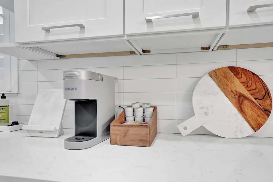 Keurig coffee machine and coffee pods are supplied so you can make the perfect cup of coffee! 