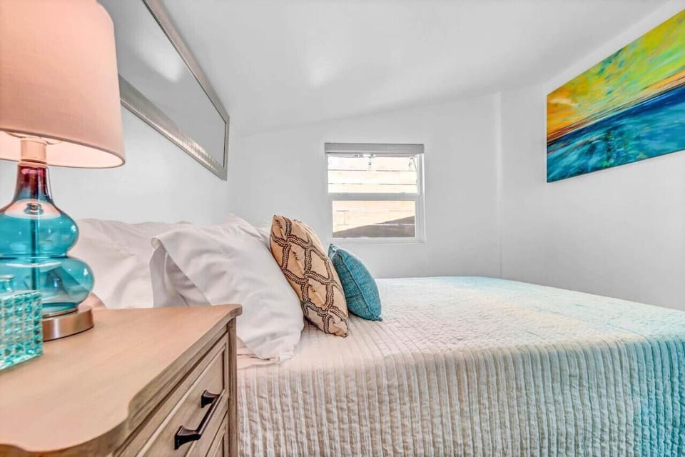 Bedroom with Full Tempur-pedic Bed