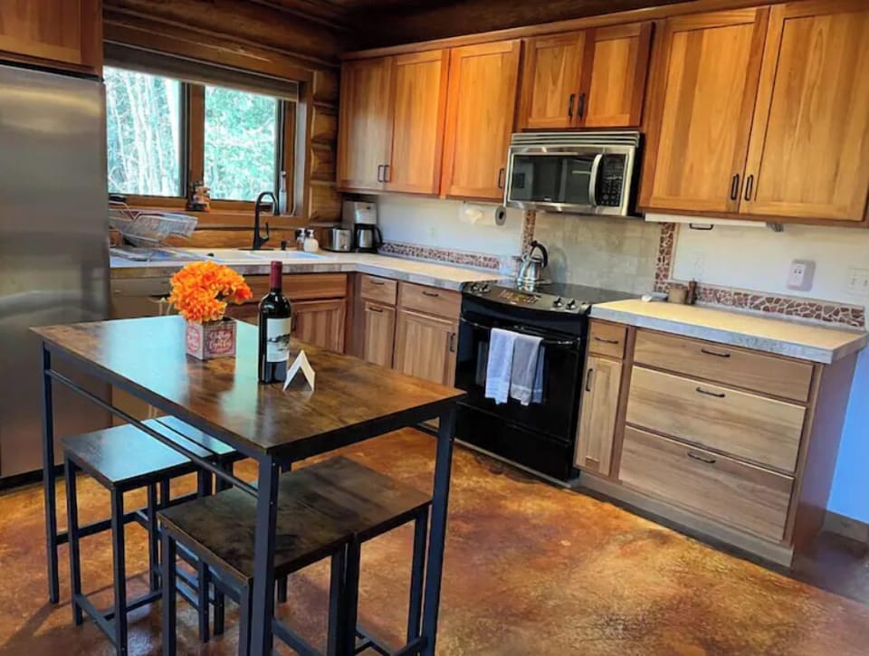 Fully stocked kitchen and extra seating in island 