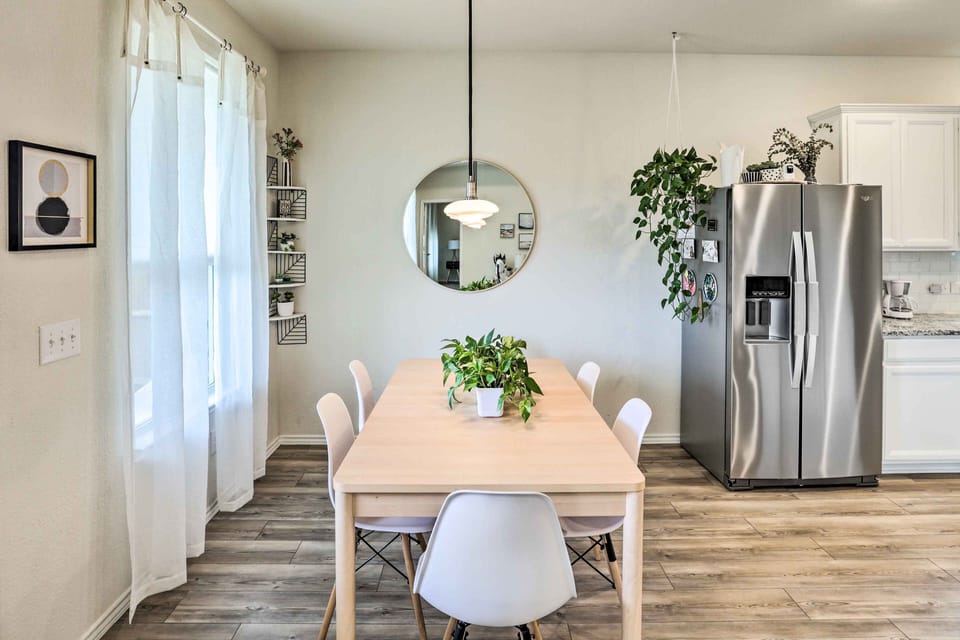 Dining Area | Dishware/Flatware Provided