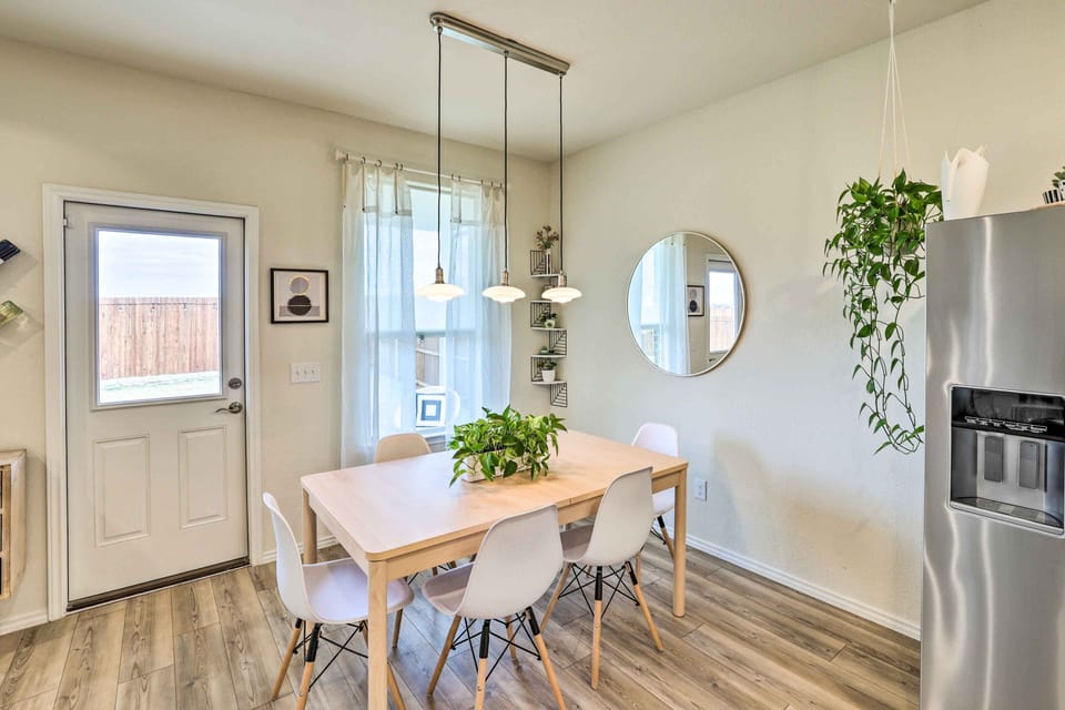Dining Area | Free WiFi | Central Air Conditioning/Heat