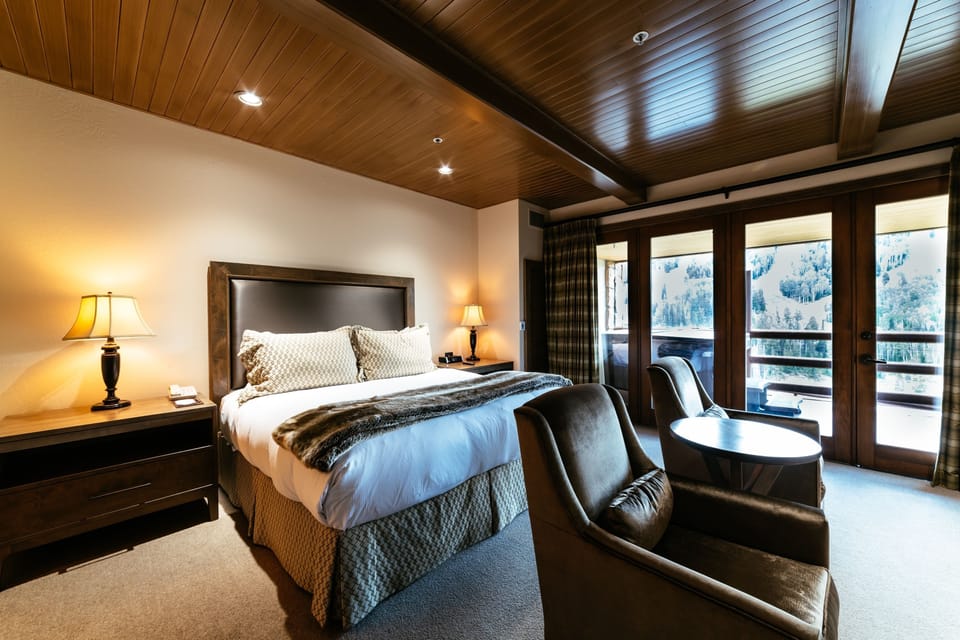 Indoors,Flooring,Room,Bedroom,Hardwood