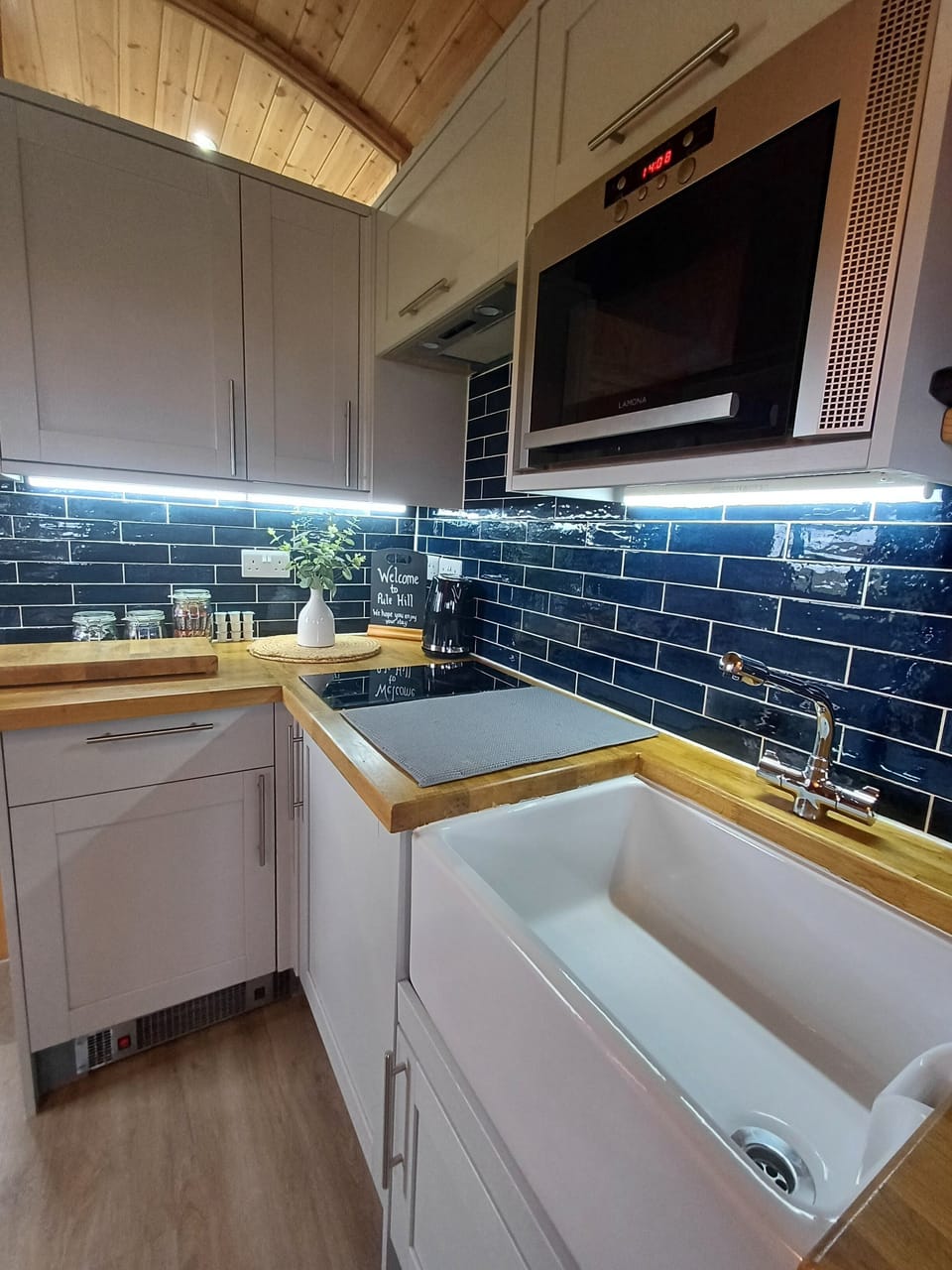 Deluxe Cabin | Private kitchen | Oven, stovetop, coffee/tea maker, electric kettle