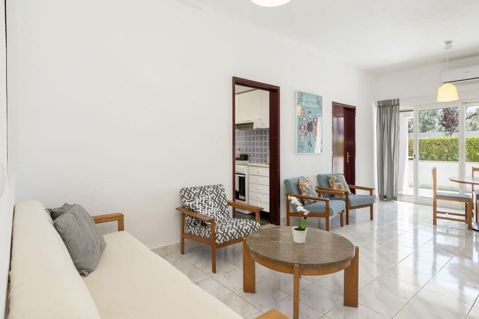 Sala de estar com área de estar e televisão