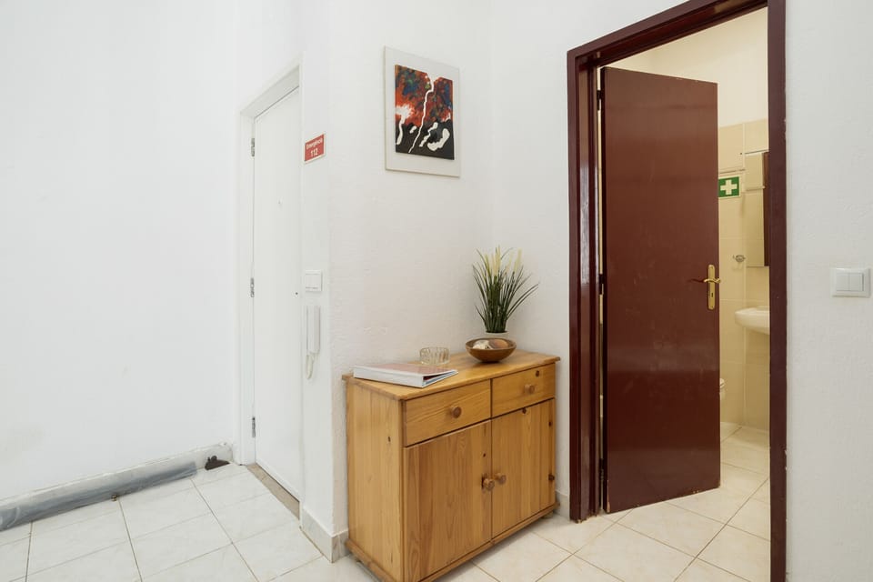 Entrada da casa, e hall de acesso aos quartos e casa de banho