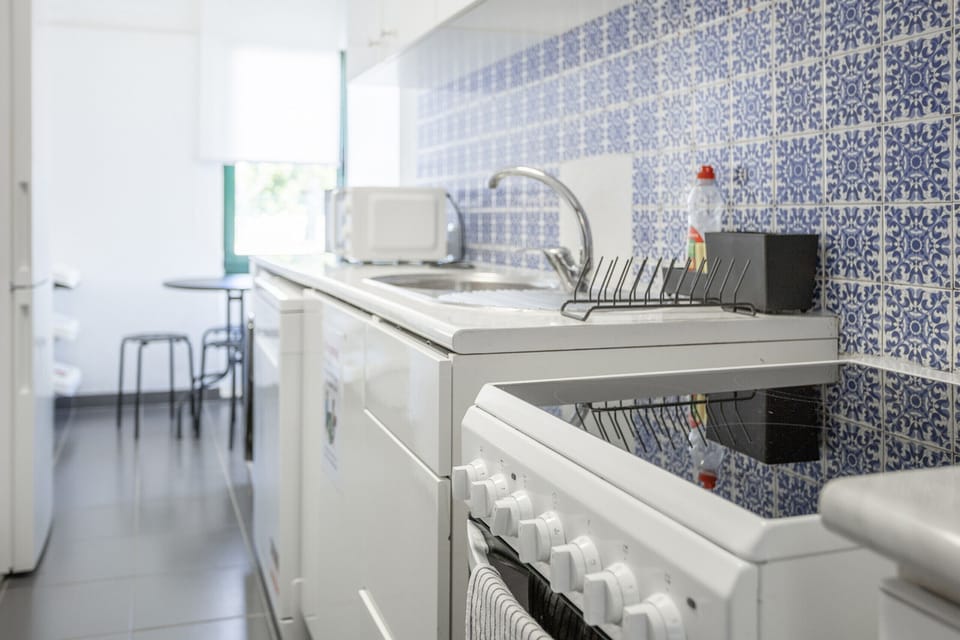 Cozinha equipada com bancada e eletrodomésticos