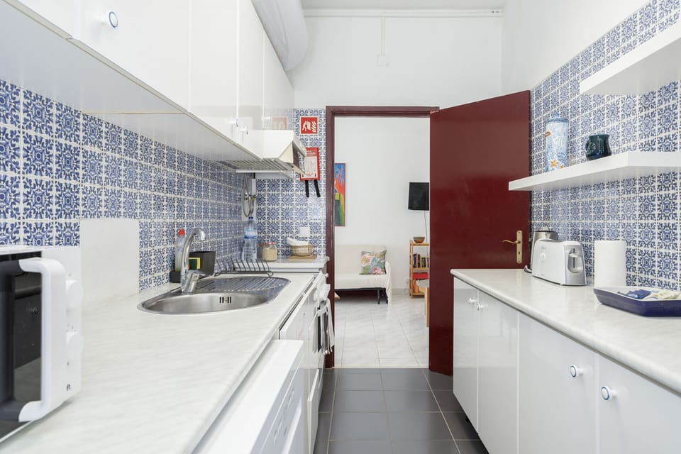 Cozinha equipada com bancada e eletrodomésticos