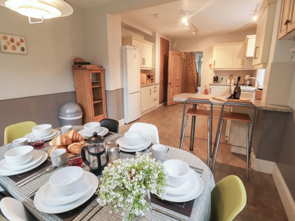 Cottage | Dining