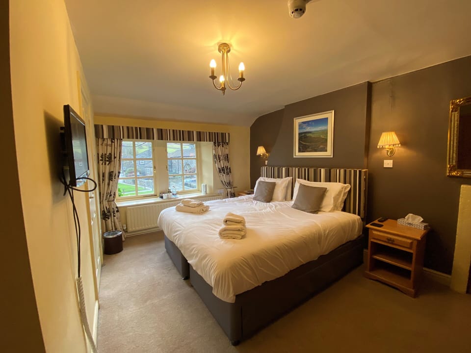 Classic Double or Twin Room | Laptop workspace, iron/ironing board, WiFi, bed sheets