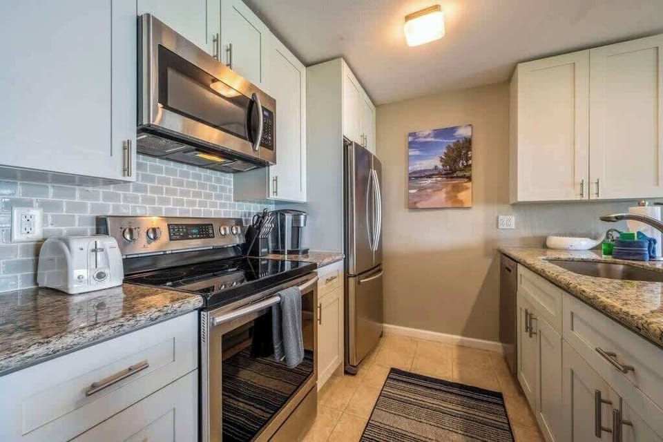 Full equipped upgraded kitchen 