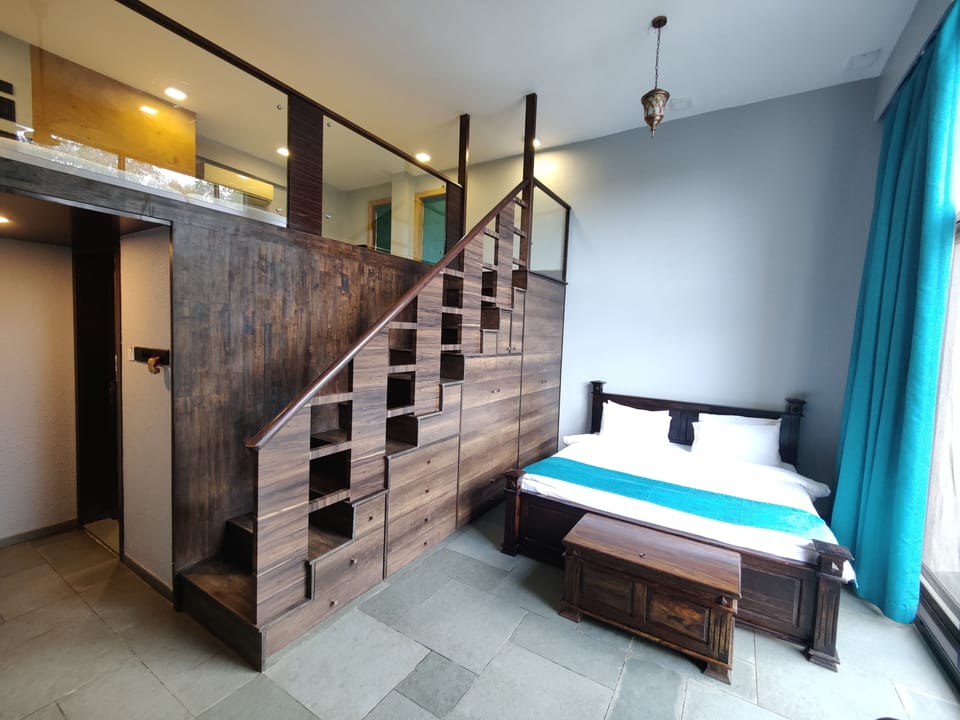 Superior Room | Desk, laptop workspace, blackout drapes, free WiFi