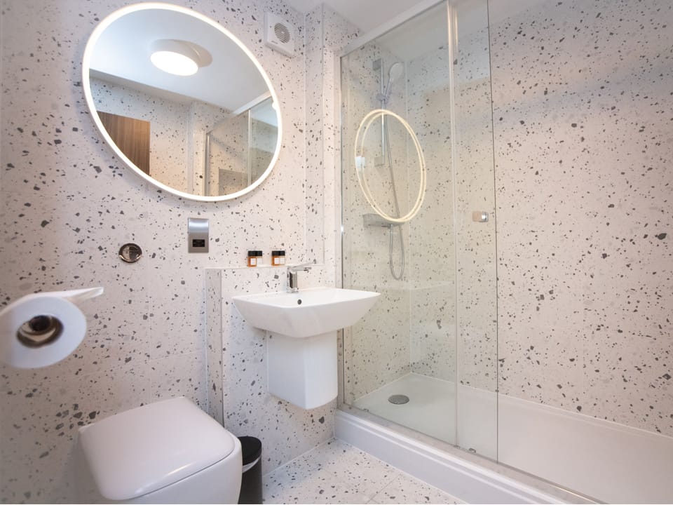 Signature Room | Bathroom | Combined shower/tub, free toiletries, towels