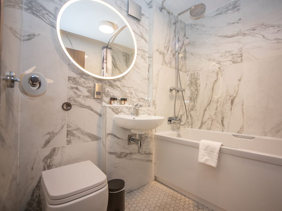Signature Room | Bathroom | Combined shower/tub, free toiletries, towels