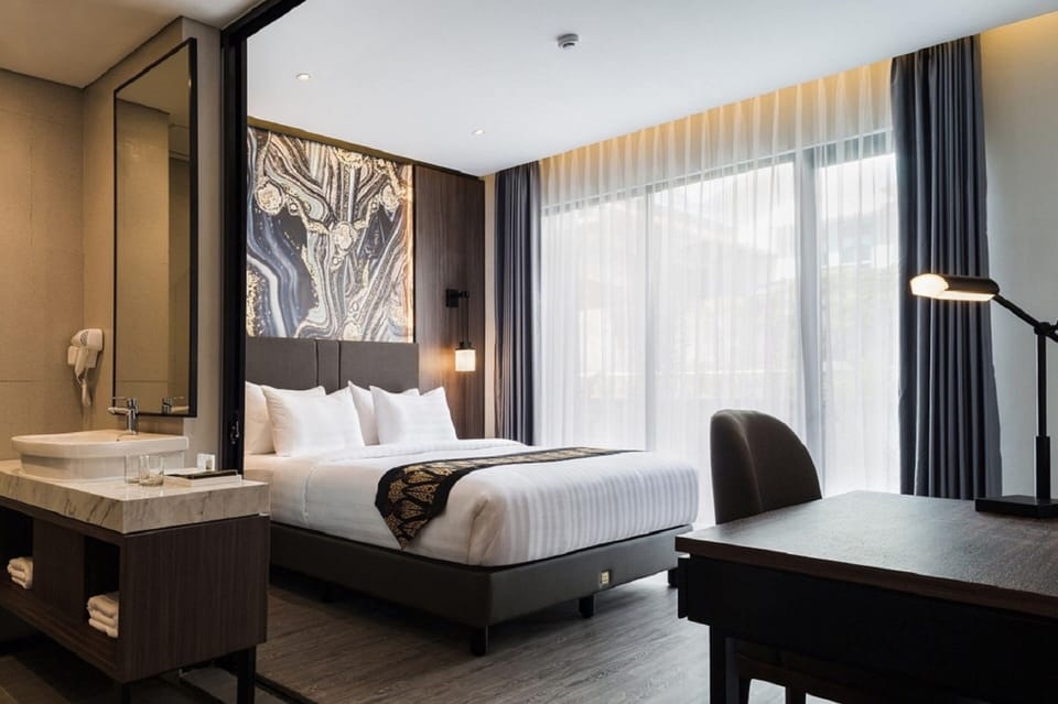 Suite Room | Premium bedding, in-room safe, laptop workspace, blackout drapes